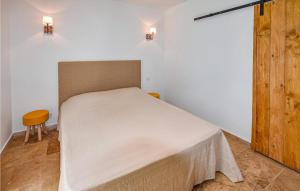 Ένα ή περισσότερα κρεβάτια σε δωμάτιο στο Amazing Home In Grignan