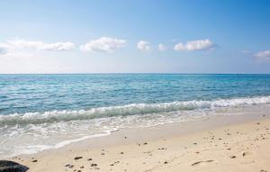 una spiaggia con l'oceano in una giornata di sole di Pet Friendly Home In San Teodoro a San Teodoro Altre 17 foto
