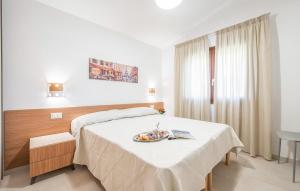 una camera d'albergo con un letto e un piatto di cibo sopra di Pet Friendly Home In San Teodoro a San Teodoro