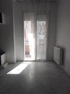 an empty room with an open door and a window at Appartement les jardins de Carthage in Carthage