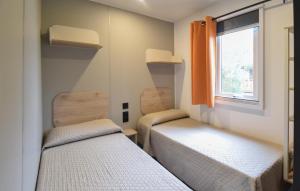 Ένα ή περισσότερα κρεβάτια σε δωμάτιο στο Stunning Home In Tarquinia With Wifi