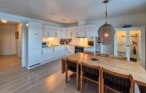 Kuchyň nebo kuchyňský kout v ubytování Awesome Apartment In Finnås With House Sea View