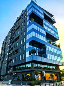 um edifício azul alto com muitas janelas em Skopje City VIew em Skopje