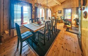 Khu vực ghế ngồi tại Stunning Home In Austbygda With Wifi