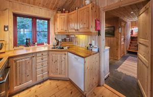 Nhà bếp/bếp nhỏ tại Stunning Home In Austbygda With Wifi