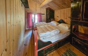 Giường trong phòng chung tại Stunning Home In Austbygda With Wifi