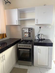 Η κουζίνα ή μικρή κουζίνα στο Waridi is a modern, cosy penthouse in Mtwapa town