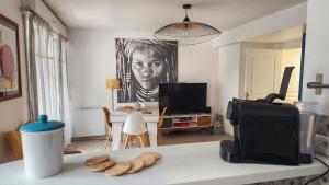Μια τηλεόραση ή/και κέντρο ψυχαγωγίας στο Disneyland cosy Apartment