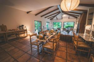a kitchen and dining room with a table and chairs at HolaCamp Camino in O Pino 