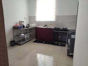 Kuchyň nebo kuchyňský kout v ubytování D' Ara SZ Homestay
