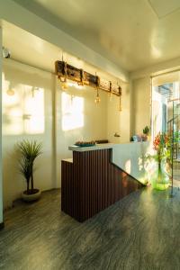 ein Wohnzimmer mit einer Theke und einigen Pflanzen in der Unterkunft LIYA BEACH - Luxury Boutique Hotel in Ahangama in Ahangama + 38 Fotos