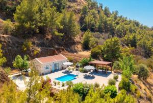una vista aerea di una casa con piscina di Villa Paradiso Sunset a Pomos