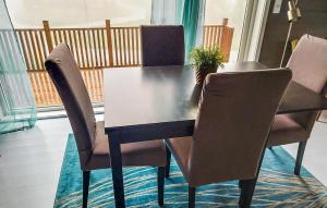 Posezení v ubytování 3 Bedroom Awesome Home In Strandebarm