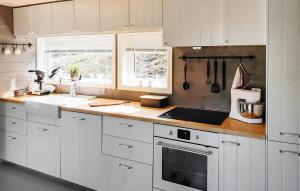 Kuchyň nebo kuchyňský kout v ubytování 3 Bedroom Awesome Home In Strandebarm