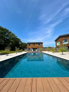 Πισίνα στο ή κοντά στο Modern Home with Large Pool & Cosy Wood Burner