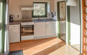 Pugdal2 Bedroom Beautiful Home In Hanstholm的铺有木地板的厨房配有白色家电