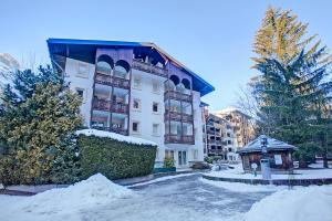 un grande edificio con la neve davanti di Chamonix Sud - Rivière 401 - Happy Rentals a Chamonix-Mont-Blanc Altre 11 foto