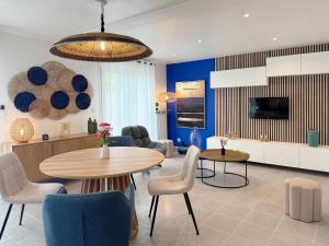 ein Wohnzimmer mit Tisch und Stühlen in der Unterkunft La Rose des Vents in Valence