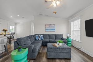 Posezení v ubytování Sunny Retreat-Near Beach-Pickleball-Heated Pool!