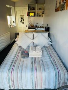 Ένα ή περισσότερα κρεβάτια σε δωμάτιο στο A Cosy Harrogate Hideaway