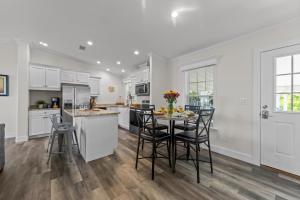 Kuchyň nebo kuchyňský kout v ubytování Sunny Retreat-Near Beach-Pickleball-Heated Pool!