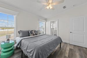 Postel nebo postele na pokoji v ubytování Sunny Retreat-Near Beach-Pickleball-Heated Pool! + 21 fotografií