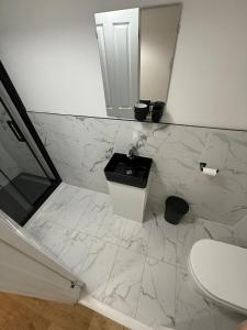 Ένα μπάνιο στο 3BR Flat Near Station