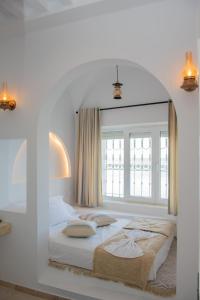 马赫迪耶Hôtel Al Jazira Mahdia的带大镜子和床的卧室