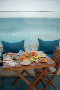 马赫迪耶Hôtel Al Jazira Mahdia的一张木桌，上面摆放着食物盘子