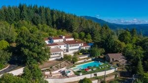 una vista aérea de una casa con piscina en Centre de vacances Chausse, en Chamborigaud