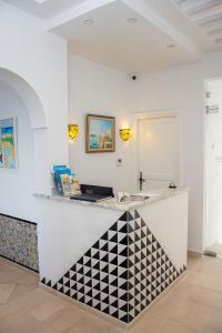 马赫迪耶Hôtel Al Jazira Mahdia的白色房间里的黑白柜台