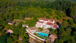 Una vista aérea de una casa grande con piscina. en Centre de vacances Chausse, en Chamborigaud 2 fotos más