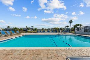 Bazén v ubytování Sunny Retreat-Near Beach-Pickleball-Heated Pool! nebo v jeho okolí