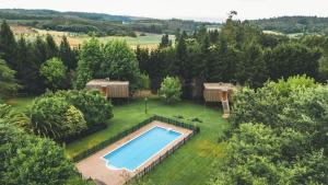 an overhead view of a swimming pool in a yard at HolaCamp Camino Apartamentos Turísticos in O Pino 