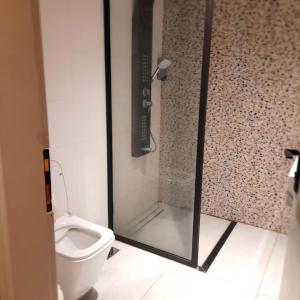 Ένα μπάνιο στο Alqalah Restotel فندق ومطعم القلعة