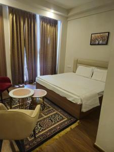 Ένα ή περισσότερα κρεβάτια σε δωμάτιο στο Orbit Stays