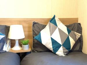 een bed met een kussen en een lamp bij Paddy's Place in Filey