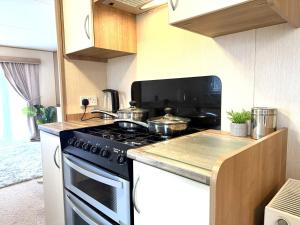 een keuken met een fornuis en een aanrechtblad bij Paddy's Place in Filey