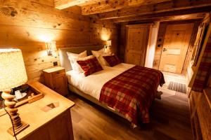 una camera da letto con un letto in una cabina di legno di Au 17 Chambre d'hôtes, Rte du Village 17, 1875 Morgins a Troistorrents Altre 6 foto