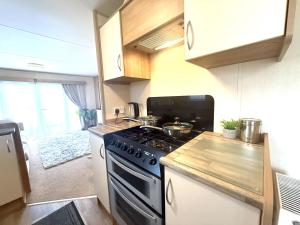 een keuken met een fornuis met potten en pannen erop bij Paddy's Place in Filey +63 foto's