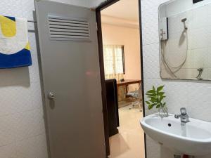 un bagno con lavandino e specchio di Paradise waterfall house a Ko Phangan