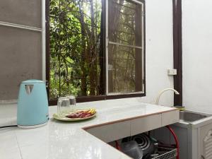 una cucina con lavandino e un piatto di frutta su un bancone di Paradise waterfall house a Ko Phangan Altre 22 foto