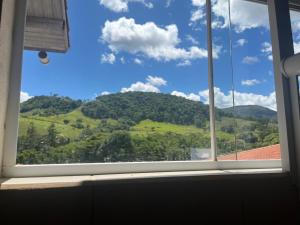 Cảnh núi rừng hoặc tầm nhìn ra núi từ chỗ nghỉ nhà dân