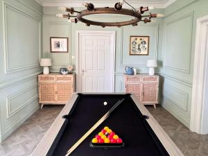 阿姆奇Luxury coastal retreat with sea views的房间里的台球桌和球