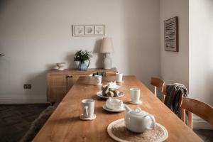 阿姆奇Luxury coastal retreat with sea views的一张木桌,上面有茶具