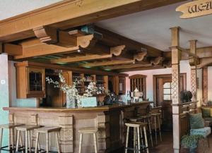HeubachLandgasthof Rhönsicht的餐厅里的酒吧，配有吧台凳
