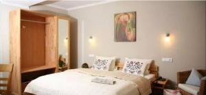 HeubachLandgasthof Rhönsicht的卧室里有一张白色的床和一张沙发