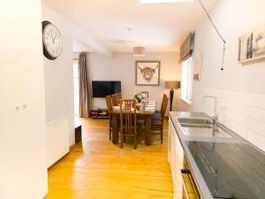 Η κουζίνα ή μικρή κουζίνα στο Loramore +22 φωτογραφίες