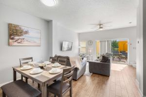 Χώρος καθιστικού στο 4704 Flagler Beach Way