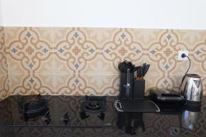 Příslušenství pro přípravu čaje a kávy v ubytování Amitha Lodge Uluwatu